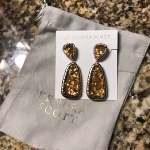 NEVER WORN Kendra Scott Gold earrings
